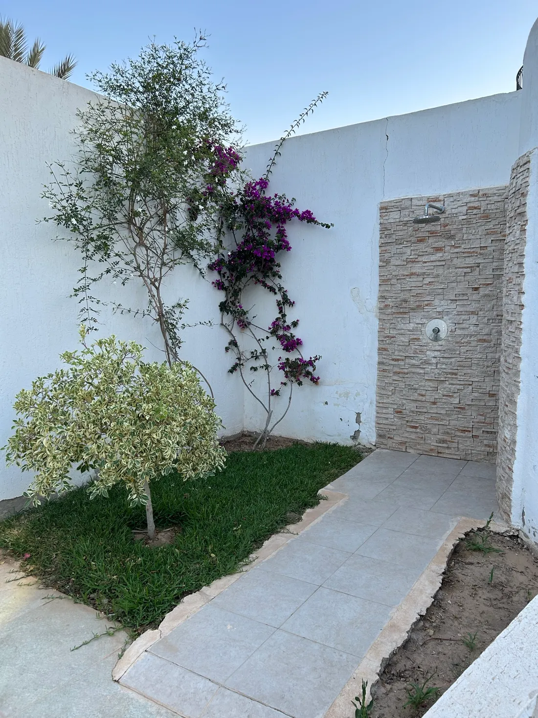 Bain de soleil au bord de l’eau — La maison bleue à Djerba