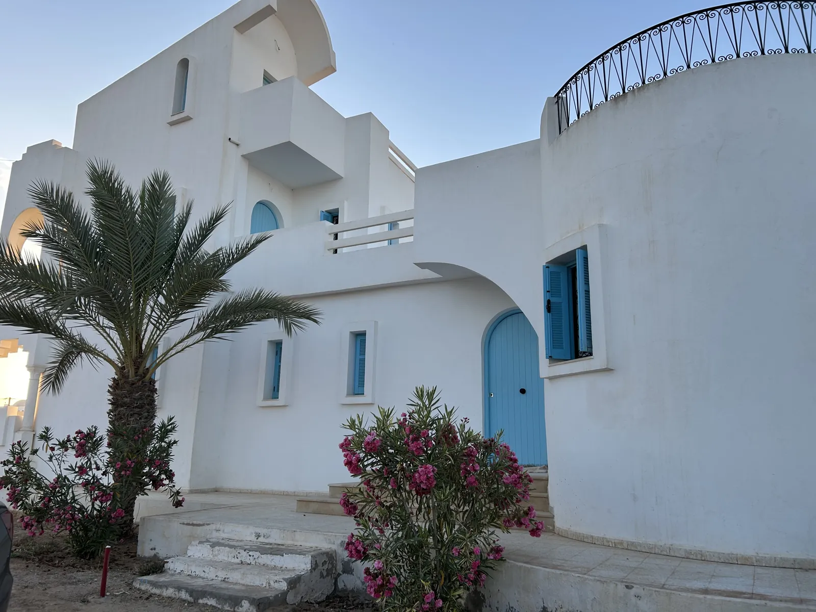 Façade aux portes bleues — La maison bleue à Djerba