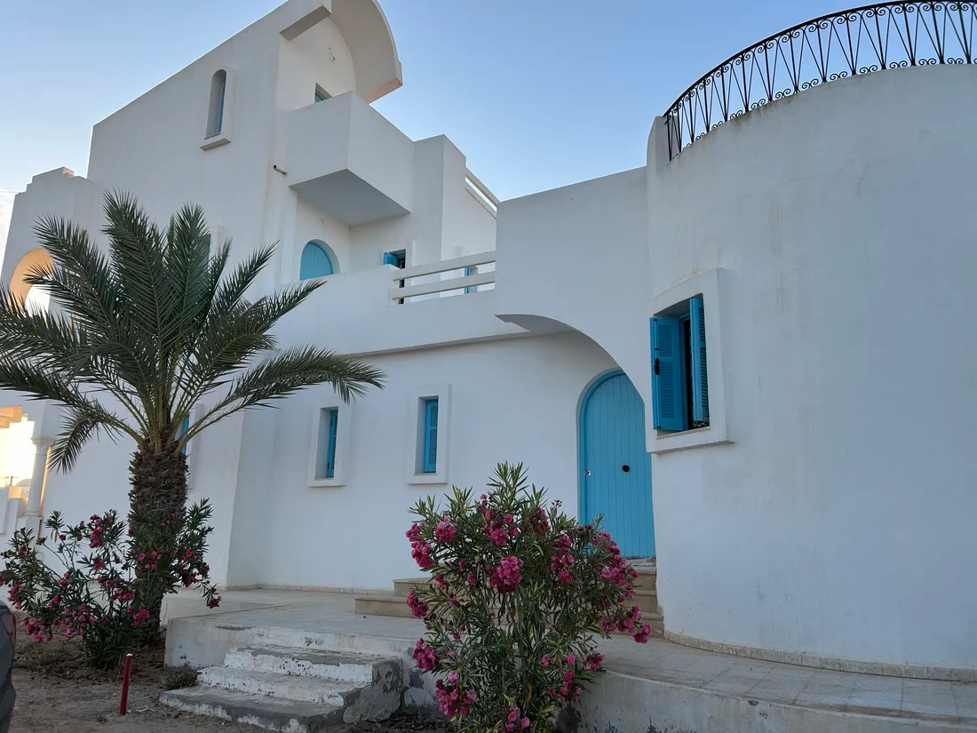 Façade aux volets bleus — La maison bleue à Djerba