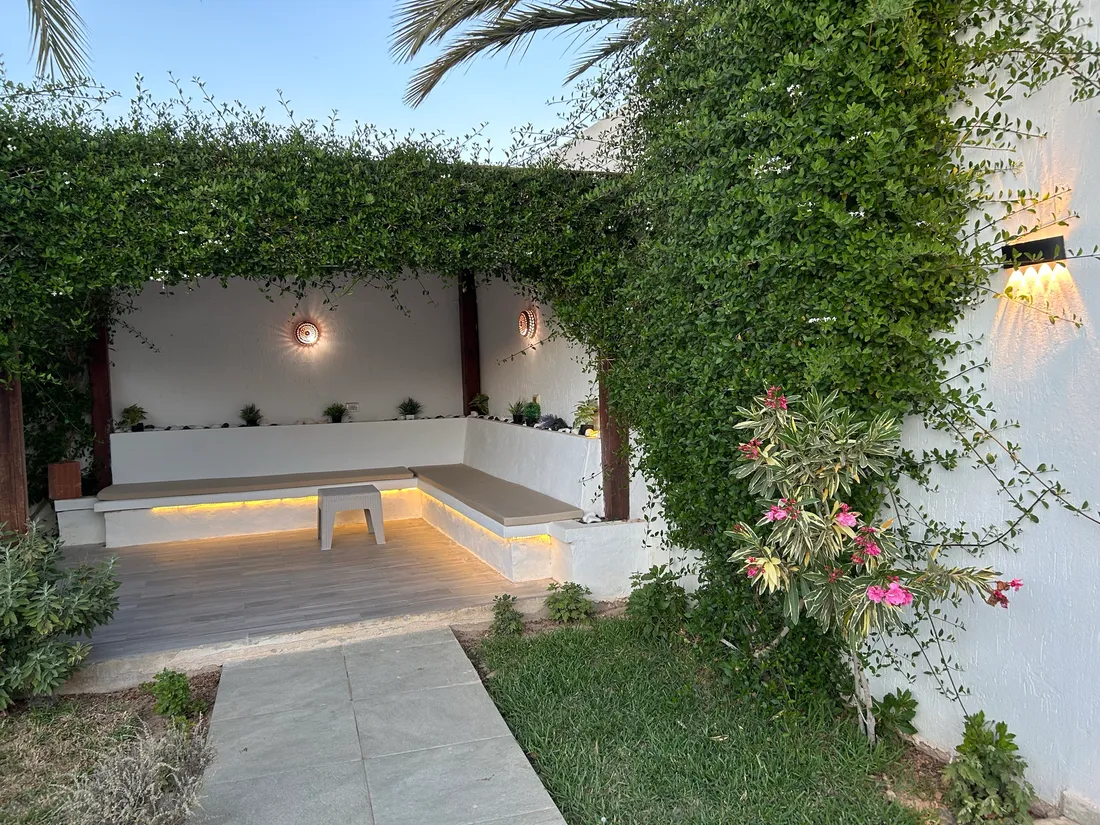 Jardin planté de palmiers — La maison bleue à Djerba