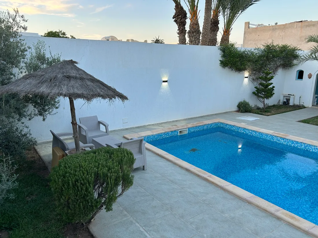 Piscine privée sans vis-à-vis — La maison bleue à Djerba