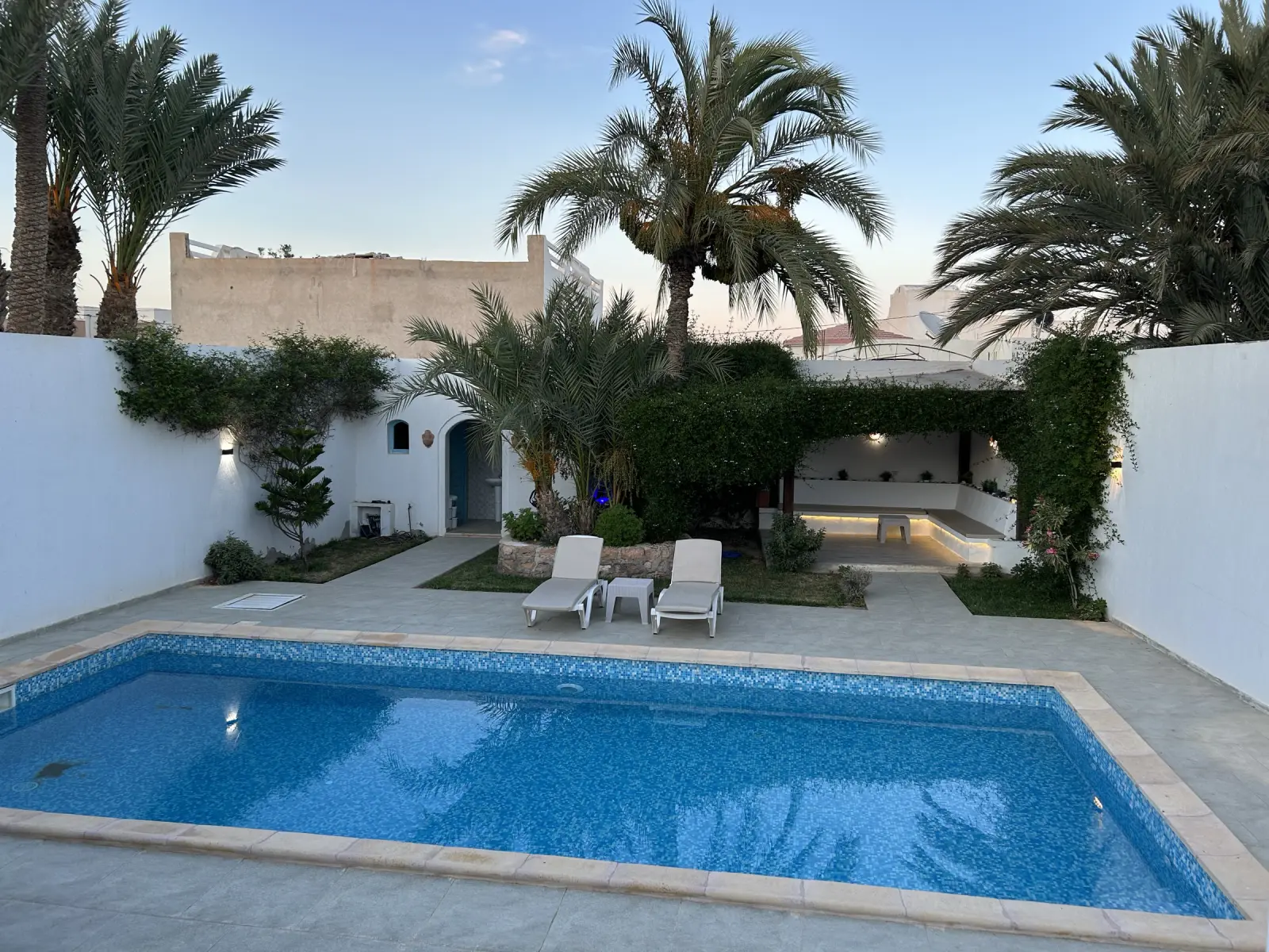 Piscine privée sans vis-à-vis — La maison bleue à Djerba