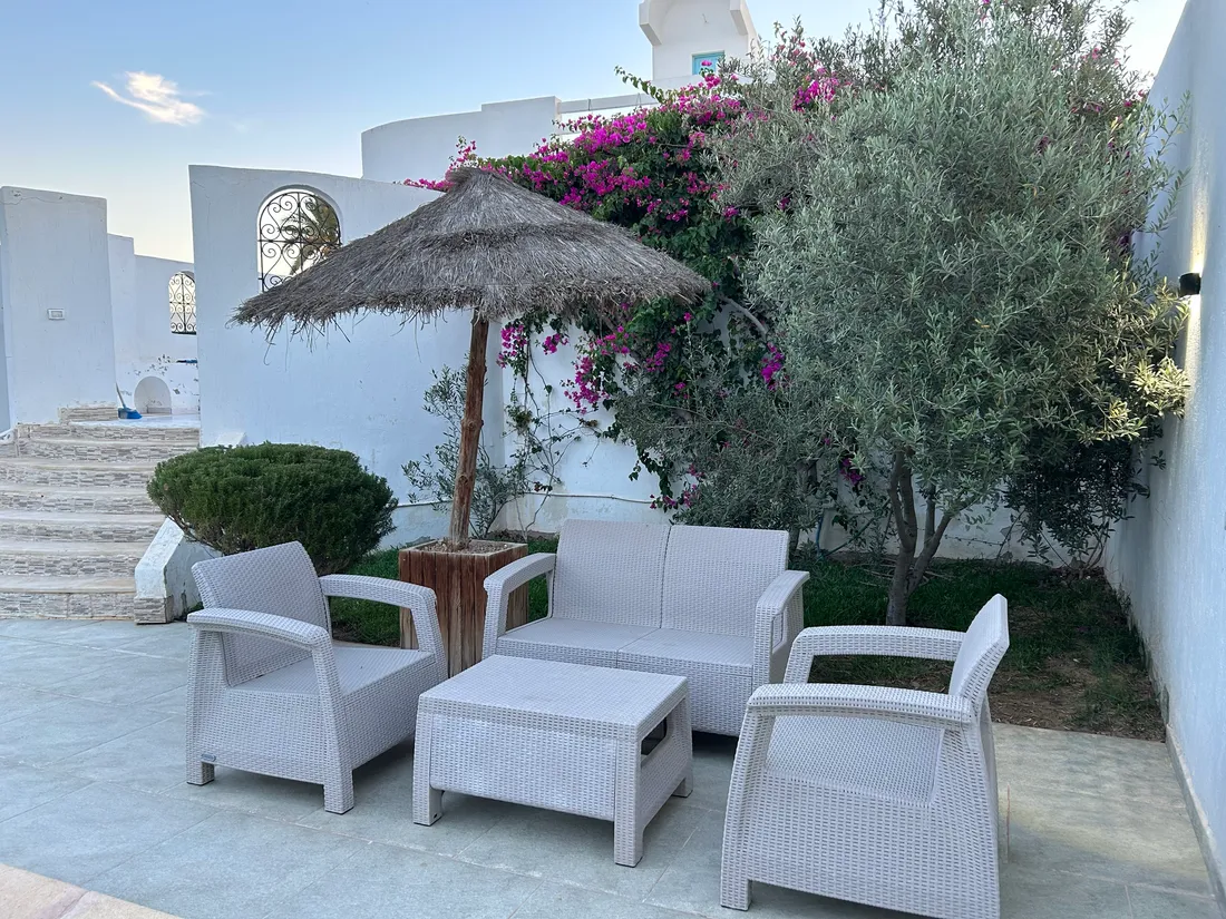Terrasse ombragée — La maison bleue à Djerba