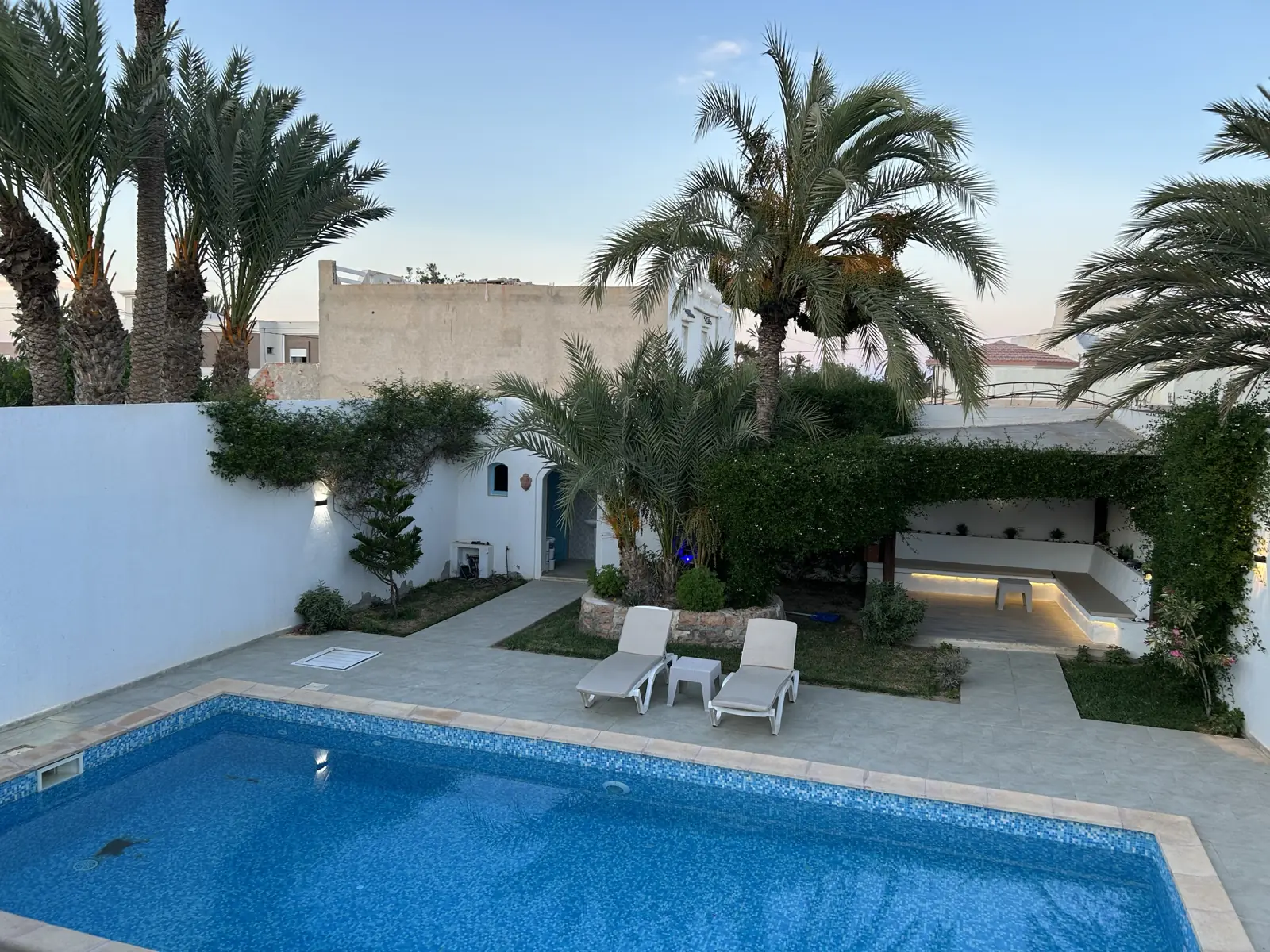 La piscine et son jardin de palmiers — La maison bleue à Djerba